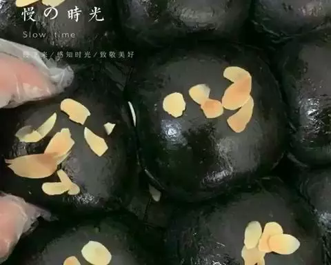 一次发酵的淡奶竹炭奶黄小餐包