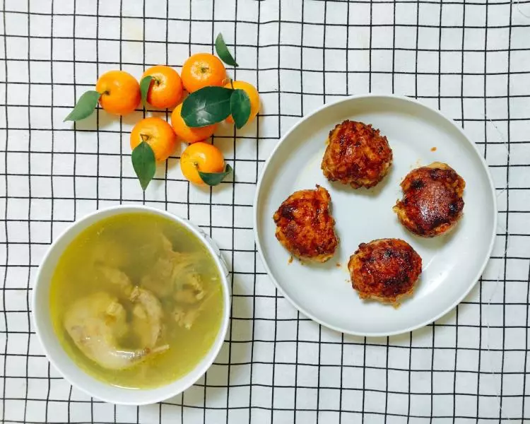 白蒜薑片鴿子湯、             叉燒裡脊肉包飯糰