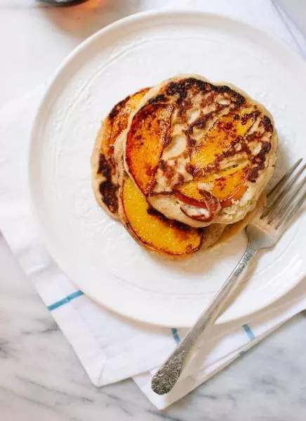 焦糖桃子燕麥鬆餅(Caramelized Peach and Oat Pancakes)