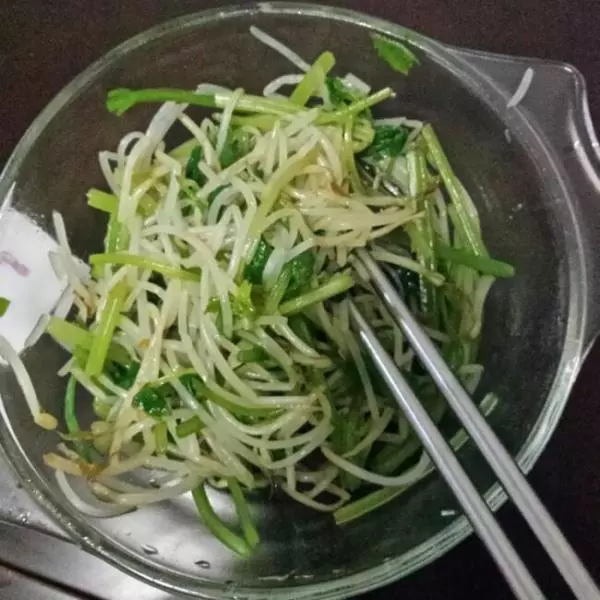 涼拌綠豆芽 芹菜