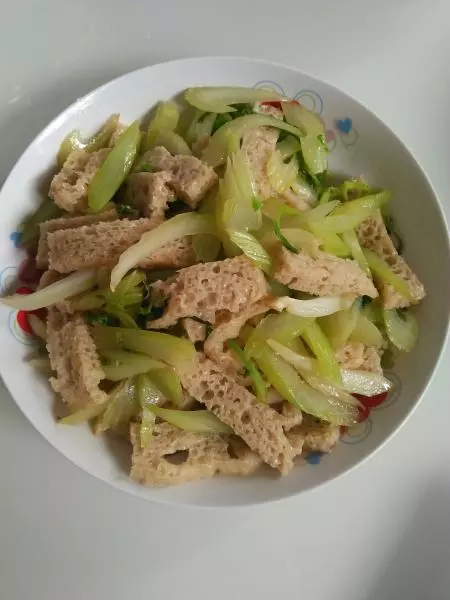 西芹烤麩