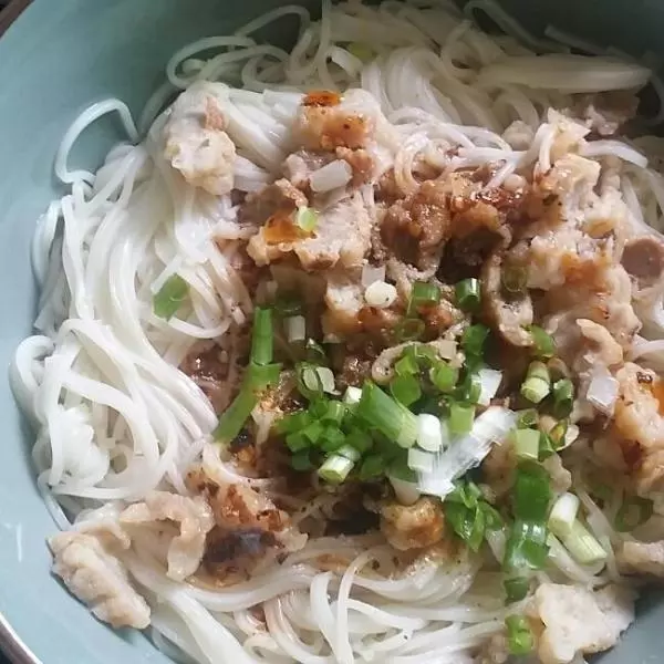 适合夏天的酥肉葱蒜拌面