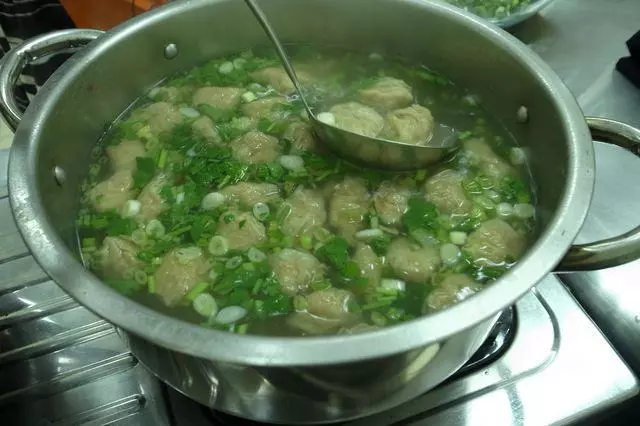 台湾小吃-葱香燕丸汤