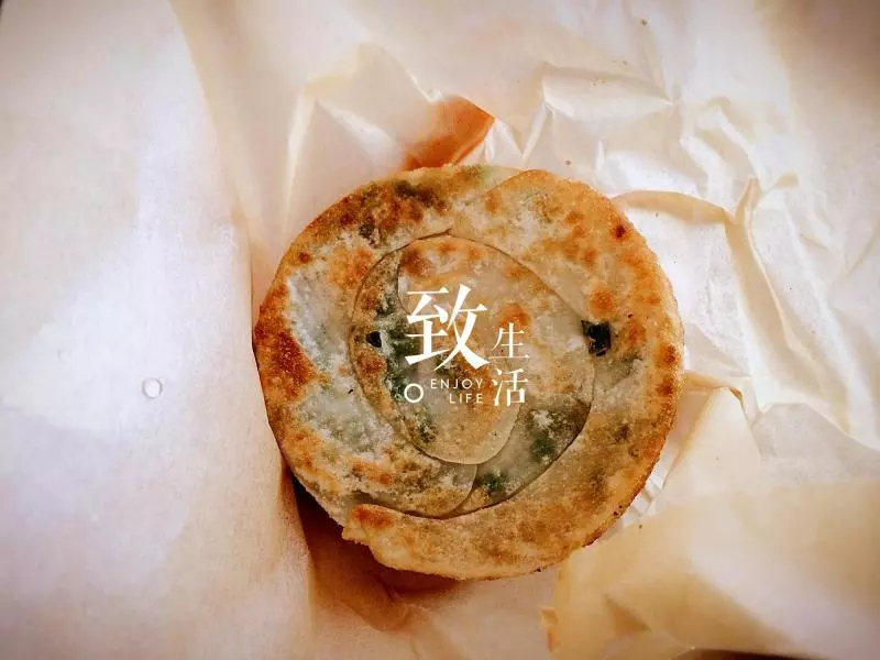 【上班族和懒人族的早午餐】饺子皮秒变葱油饼