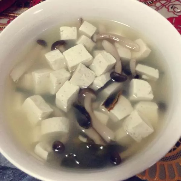 真姬菇豆腐汤