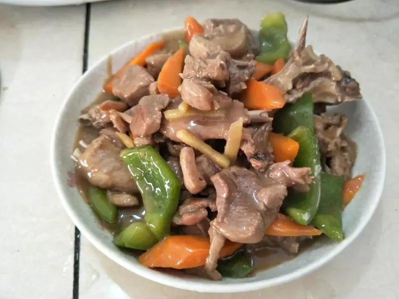 青椒红萝卜炒鸭肉