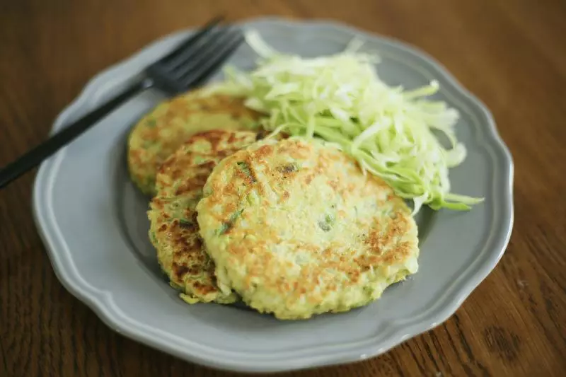 牛油果土豆燕麦虾皮饼【我的慢碳早餐】