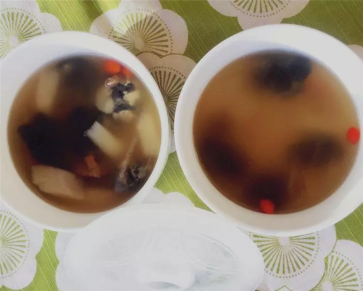 月子餐:滋補烏雞湯（養顏又漂亮）