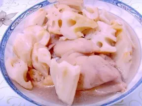 蓮藕豬腳湯 。