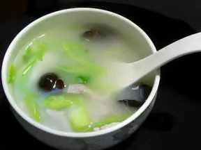 芹菜肉絲年糕湯