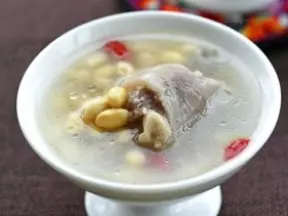 燉黃豆豬腳湯