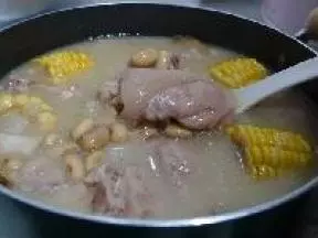 豬腳黃豆湯