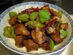 酱爆肉排配青椒