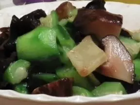 冬菇烩丝瓜